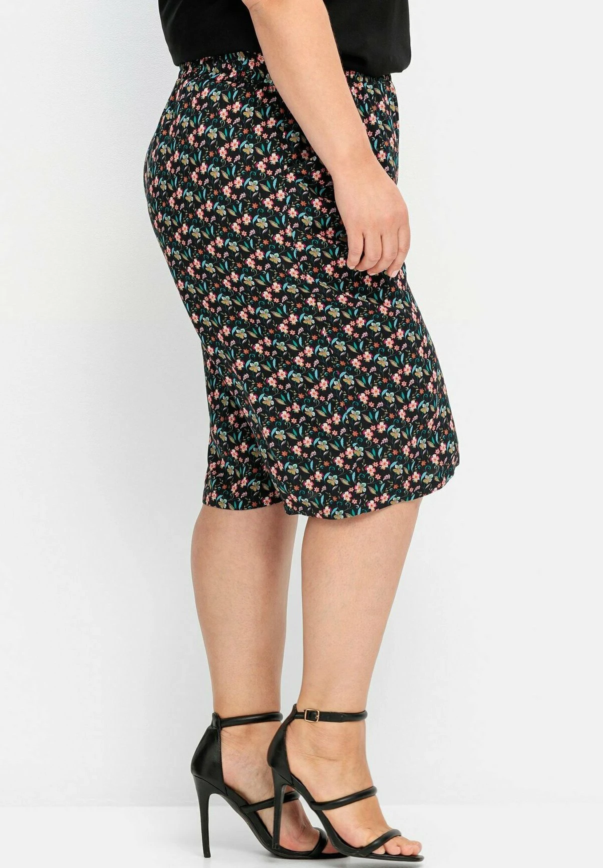 Sheego BermudasShortsSchwarz Bedruckt Donna Shorts SHI21S031-Q11 6 Sheego BermudasShortsSchwarz Bedruckt Donna Shorts SHI21S031-Q11 - immagine 4