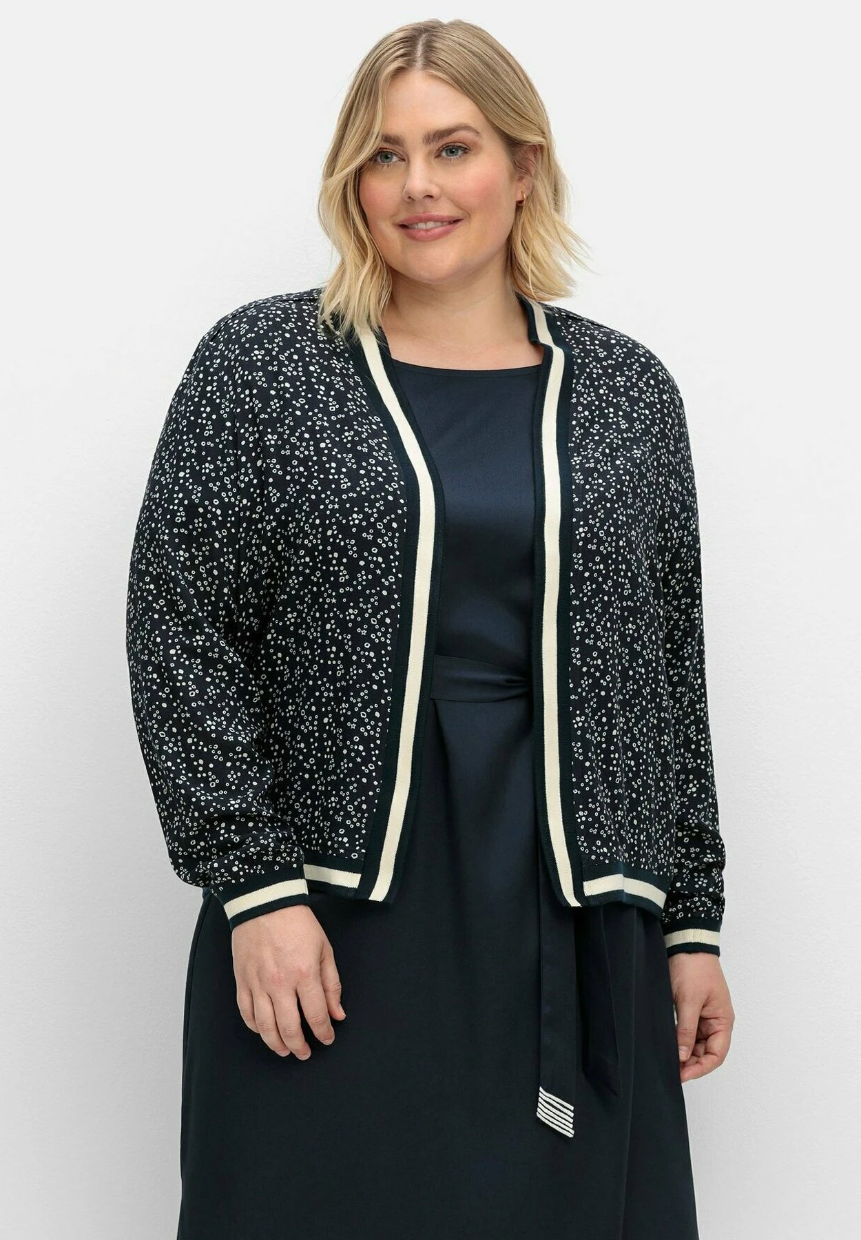 Sheego VerschlussloseGiubbotto BomberNachtblau Gemustert Donna Giacche E Blazer SHI21G04Z-K11 3 Sheego VerschlussloseGiubbotto BomberNachtblau Gemustert Donna Giacche E Blazer SHI21G04Z-K11