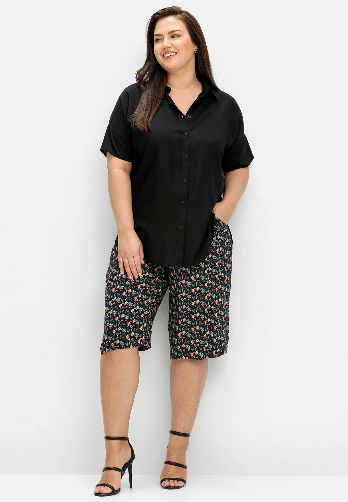 Sheego BermudasShortsSchwarz Bedruckt Donna Shorts SHI21S031-Q11 4 Sheego BermudasShortsSchwarz Bedruckt Donna Shorts SHI21S031-Q11 - immagine 2