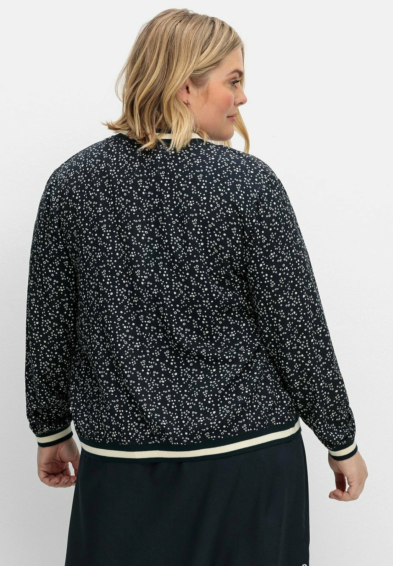 Sheego VerschlussloseGiubbotto BomberNachtblau Gemustert Donna Giacche E Blazer SHI21G04Z-K11 5 Sheego VerschlussloseGiubbotto BomberNachtblau Gemustert Donna Giacche E Blazer SHI21G04Z-K11 - immagine 3