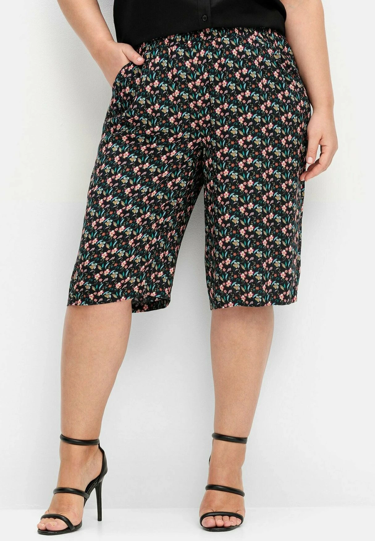 Sheego BermudasShortsSchwarz Bedruckt Donna Shorts SHI21S031-Q11 3 Sheego BermudasShortsSchwarz Bedruckt Donna Shorts SHI21S031-Q11