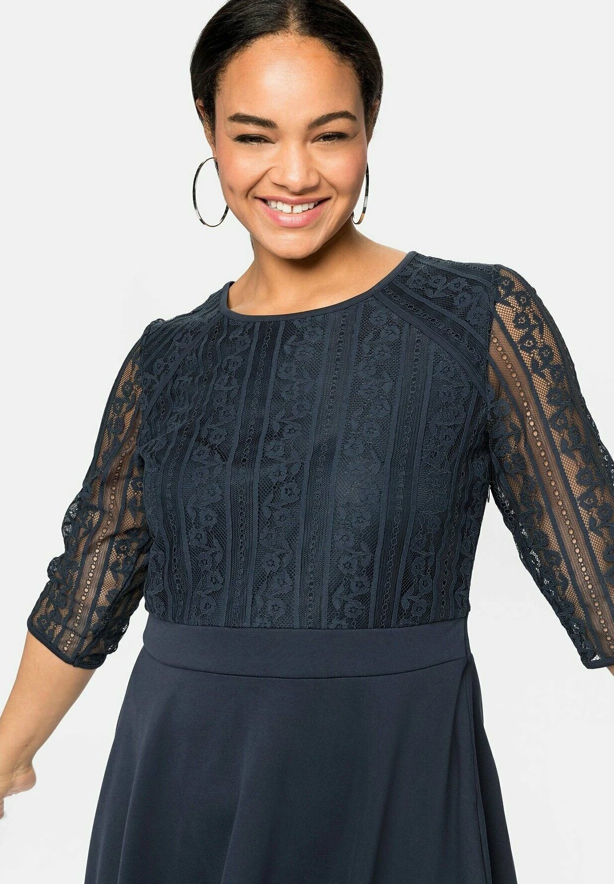 Sheego Vestito EstivoNachtblau Donna Vestiti SHI21C0JS-K11 6 Sheego Vestito EstivoNachtblau Donna Vestiti SHI21C0JS-K11 - immagine 4