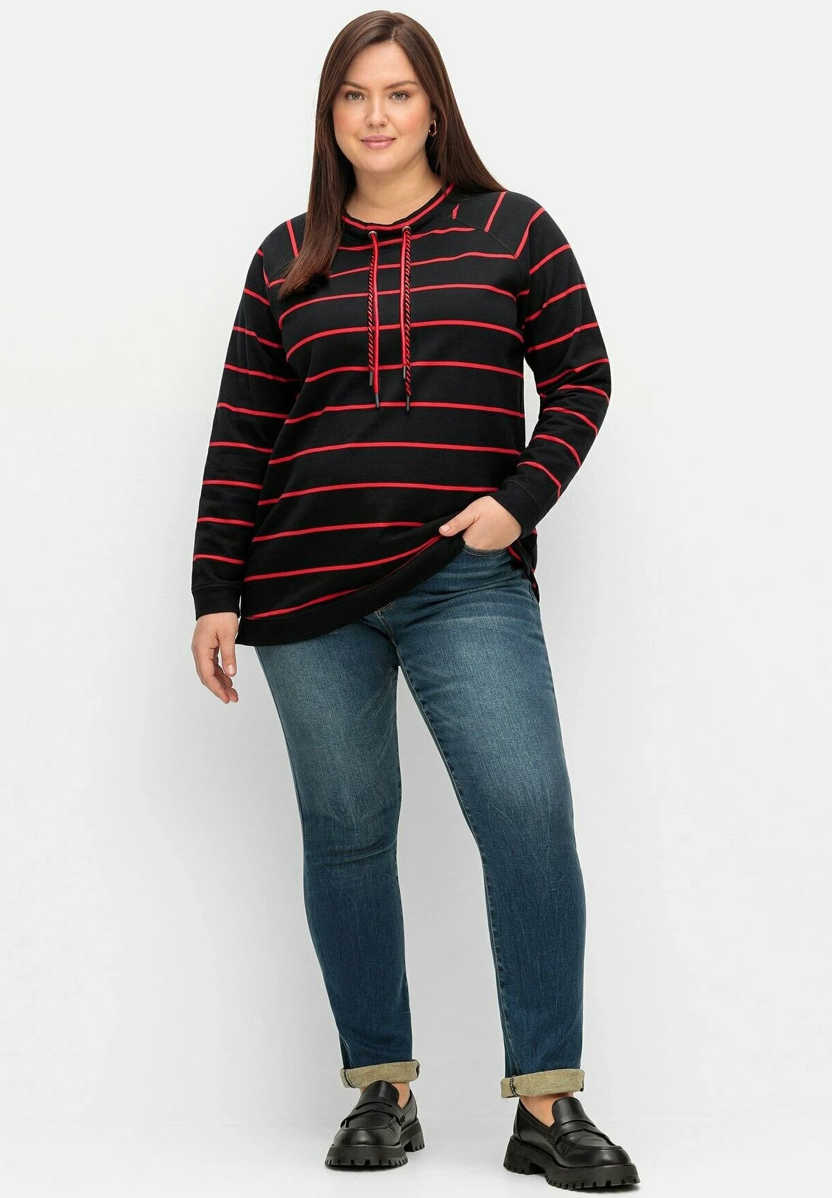 Sheego GestreiftesFelpaSchwarz Rot Donna Felpe SHI21J078-G11 4 Sheego GestreiftesFelpaSchwarz Rot Donna Felpe SHI21J078-G11 - immagine 2