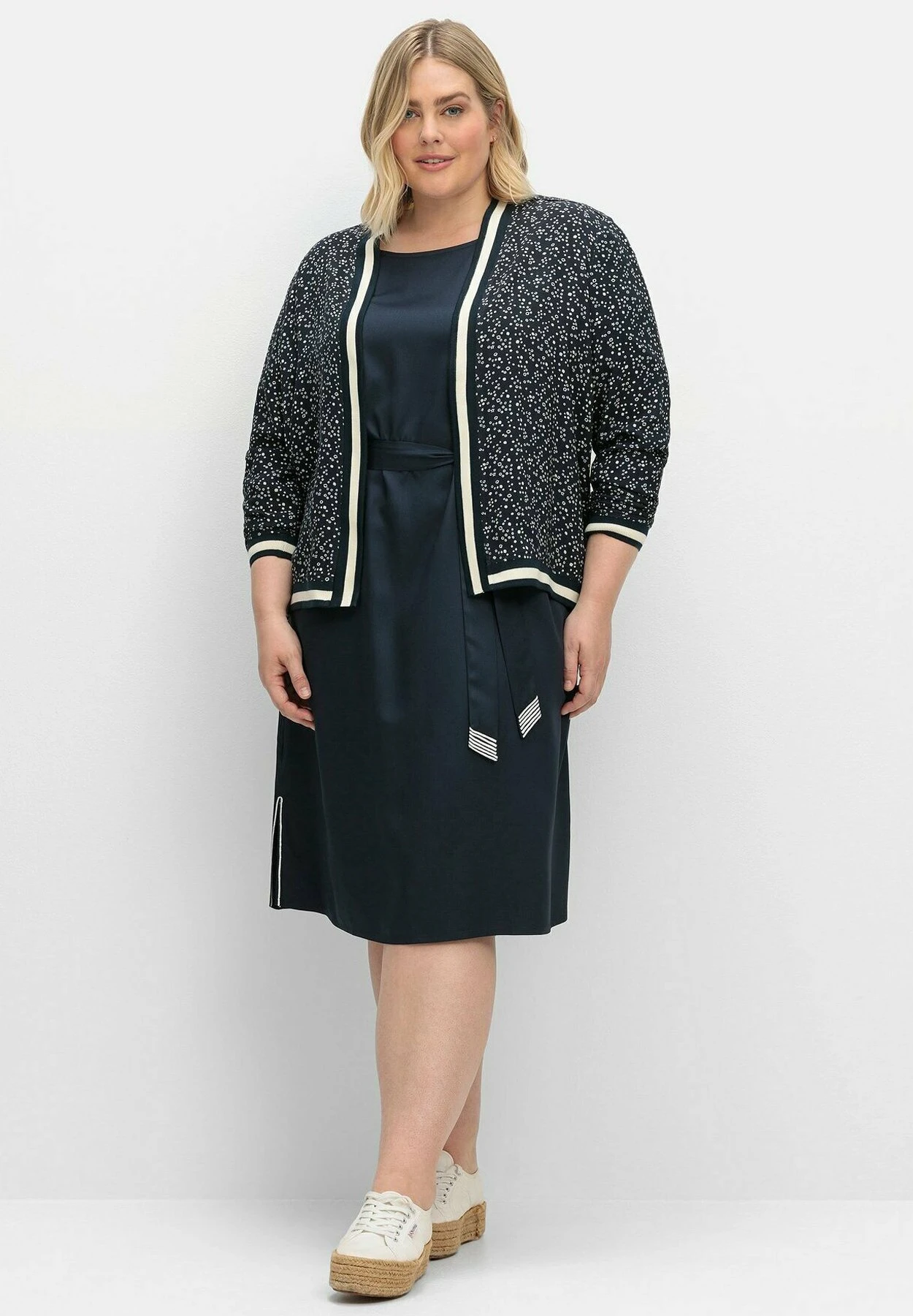 Sheego VerschlussloseGiubbotto BomberNachtblau Gemustert Donna Giacche E Blazer SHI21G04Z-K11 4 Sheego VerschlussloseGiubbotto BomberNachtblau Gemustert Donna Giacche E Blazer SHI21G04Z-K11 - immagine 2