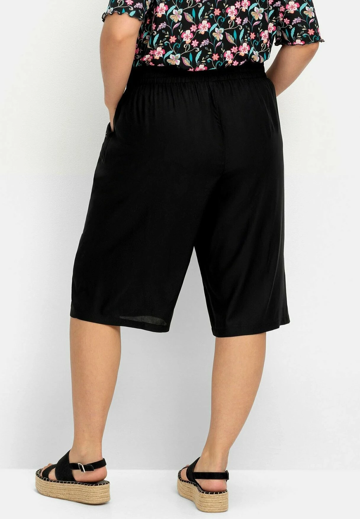 Sheego Bermudas - Shorts - Schwarz 5 Sheego Bermudas - Shorts - Schwarz - immagine 3
