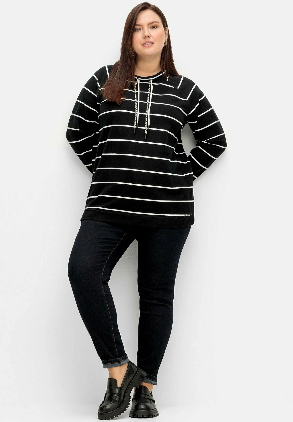 Sheego GestreiftesFelpaSchwarz Weiß Donna Felpe SHI21J078-Q11 4 Sheego GestreiftesFelpaSchwarz Weiß Donna Felpe SHI21J078-Q11 - immagine 2