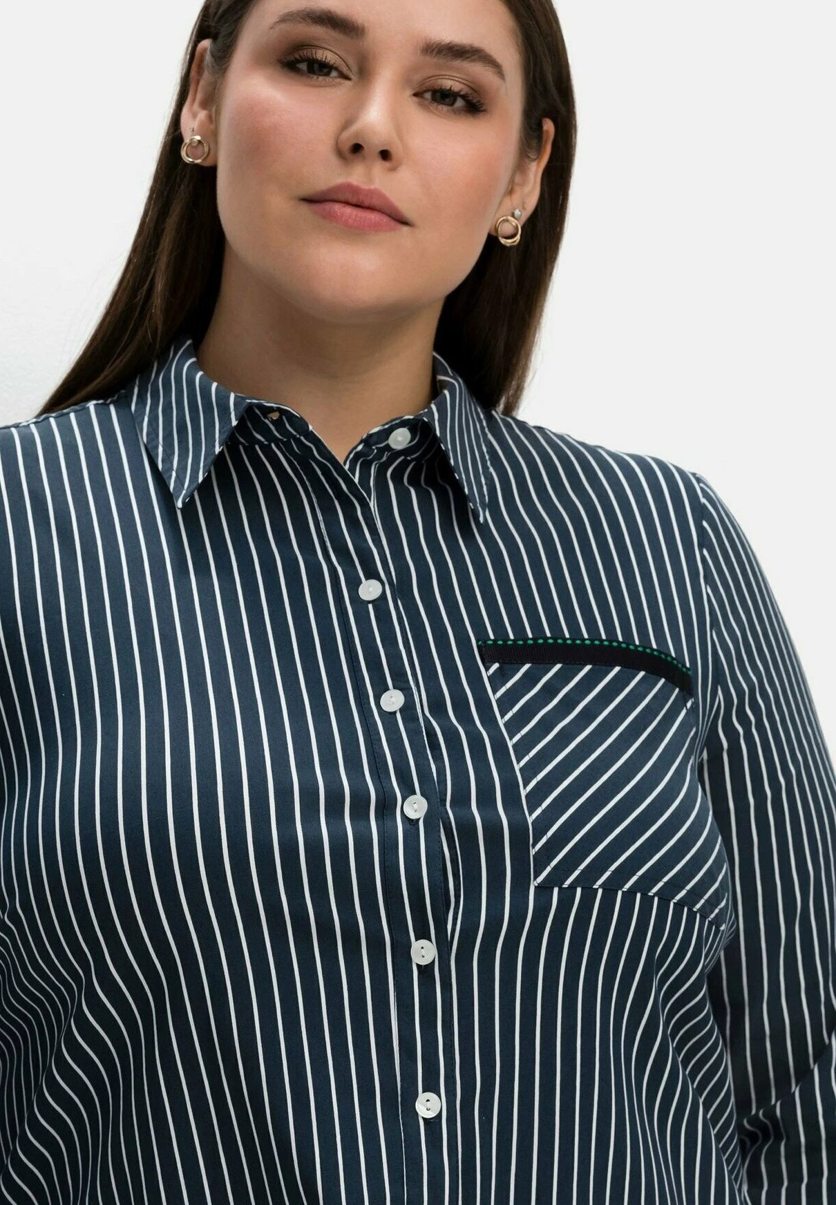 Sheego Long - Camicia - Nachtblau Gestreift 6 Sheego Long - Camicia - Nachtblau Gestreift - immagine 4