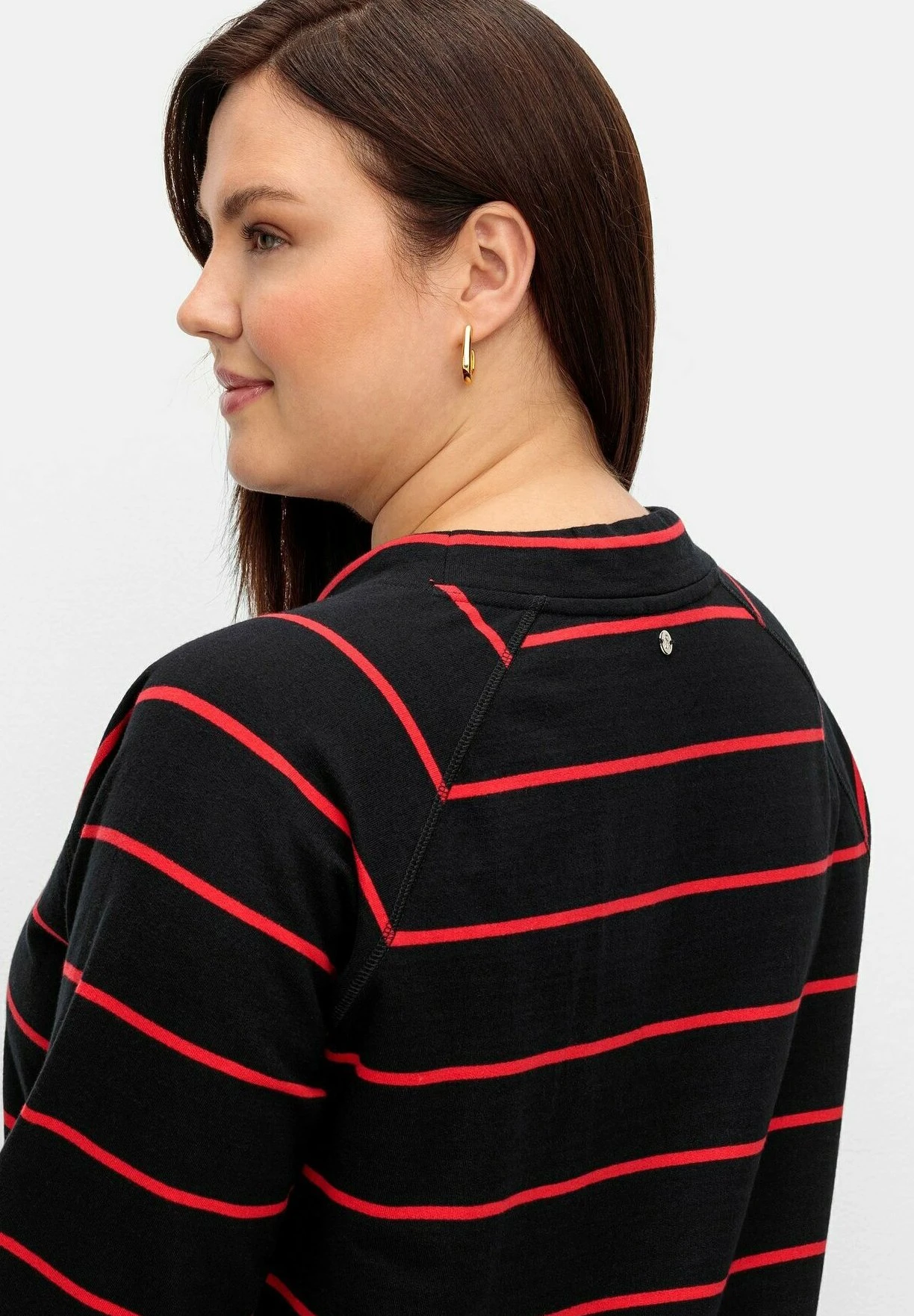 Sheego GestreiftesFelpaSchwarz Rot Donna Felpe SHI21J078-G11 6 Sheego GestreiftesFelpaSchwarz Rot Donna Felpe SHI21J078-G11 - immagine 4