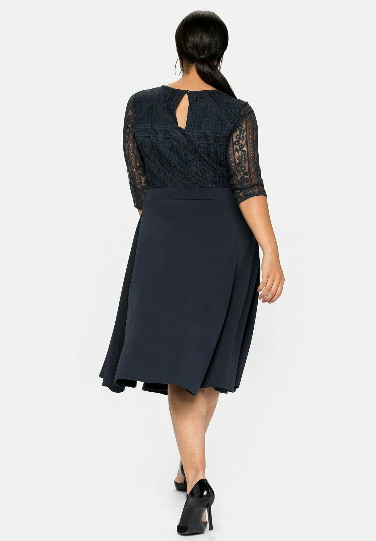 Sheego Vestito EstivoNachtblau Donna Vestiti SHI21C0JS-K11 4 Sheego Vestito EstivoNachtblau Donna Vestiti SHI21C0JS-K11 - immagine 2