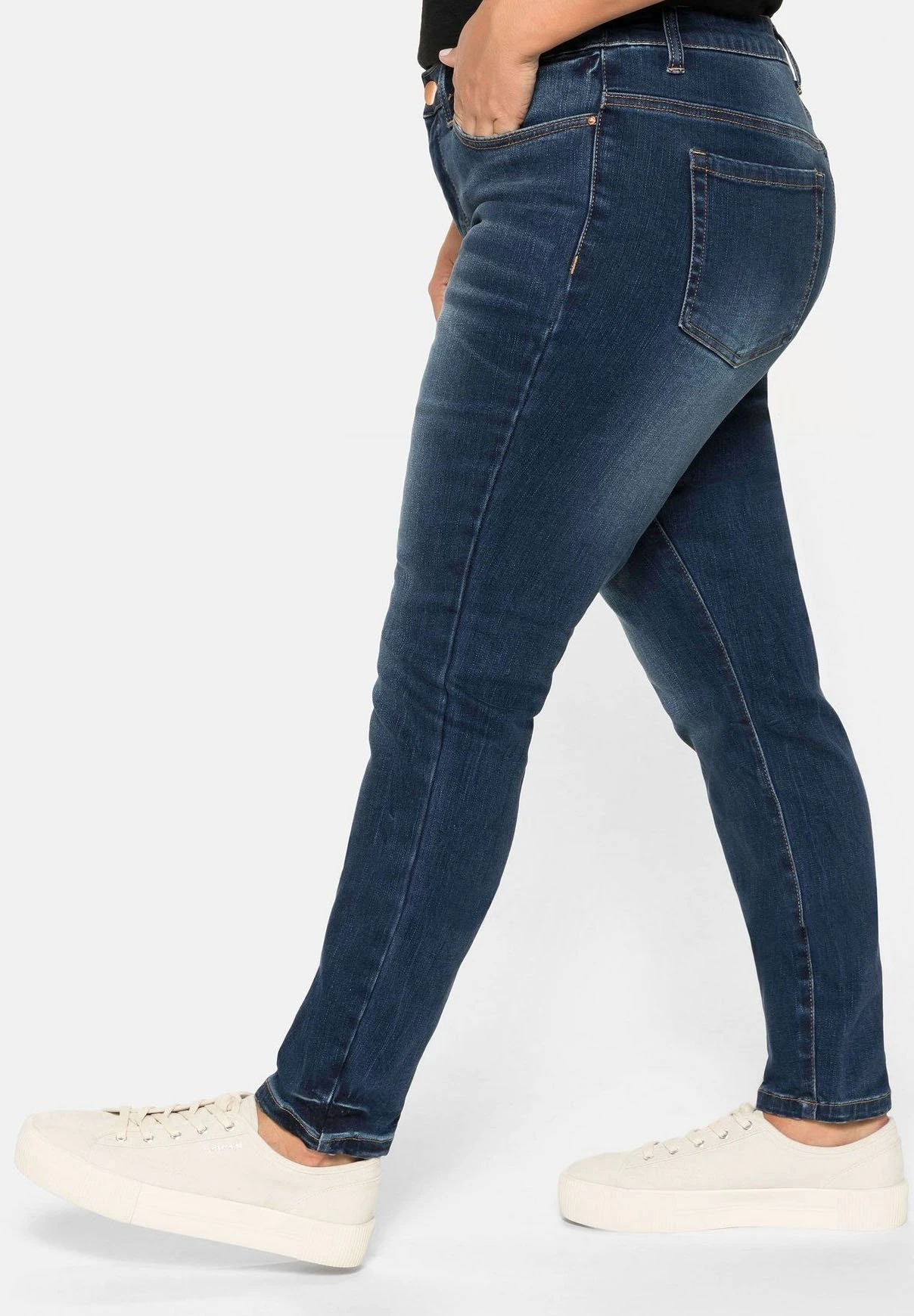 Sheego Jeans Slim FitDark Blue Denim Donna Jeans SHI21N040-K12 6 Sheego Jeans Slim FitDark Blue Denim Donna Jeans SHI21N040-K12 - immagine 4