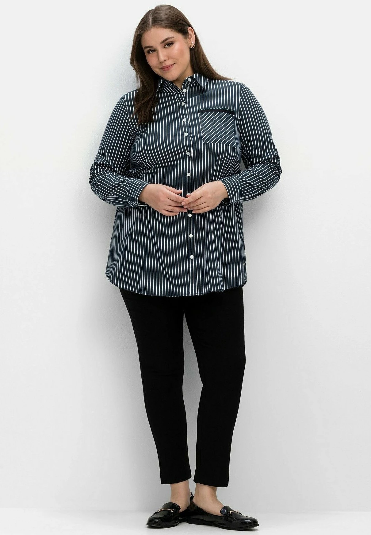 Sheego Long - Camicia - Nachtblau Gestreift 4 Sheego Long - Camicia - Nachtblau Gestreift - immagine 2