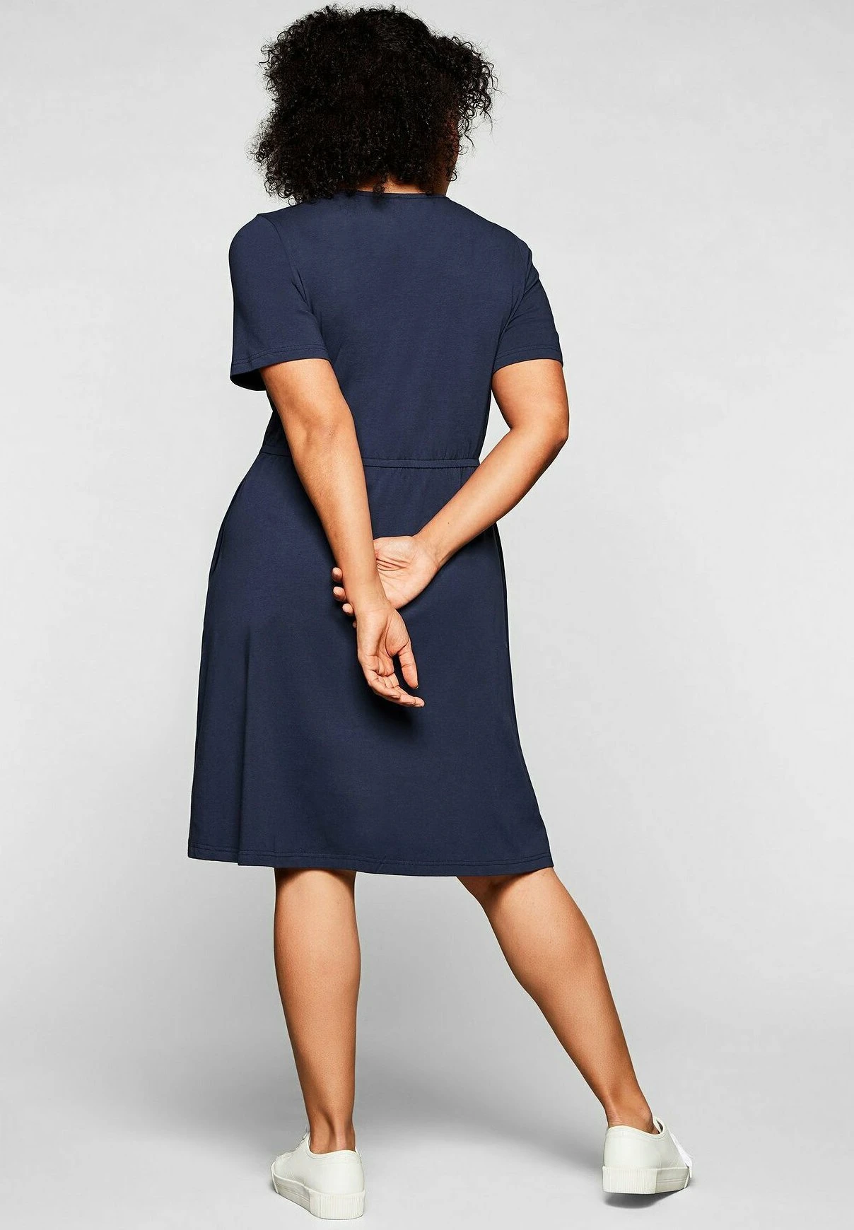 Sheego Vestito Di Maglina - Marine 5 Sheego Vestito Di Maglina - Marine - immagine 3